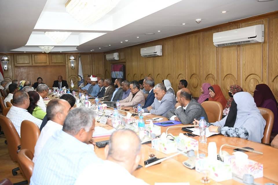 نائب وزير الصحة يترأس لجنة السكان بقنا لبحث التدخل السريع لمواجهة تحديات الخطة العاجلة