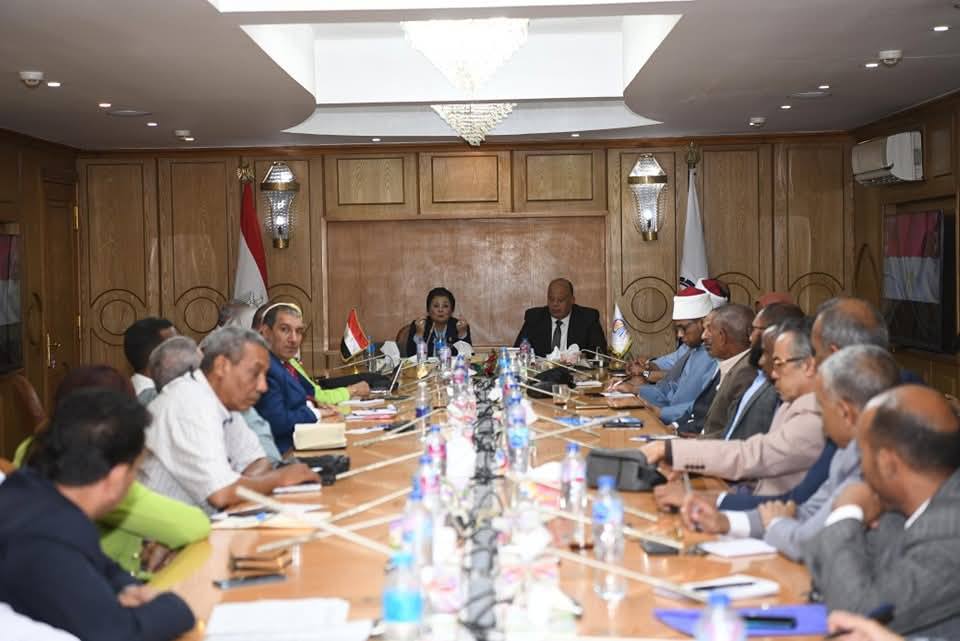 نائب وزير الصحة يترأس لجنة السكان بقنا لبحث التدخل السريع لمواجهة تحديات الخطة العاجلة